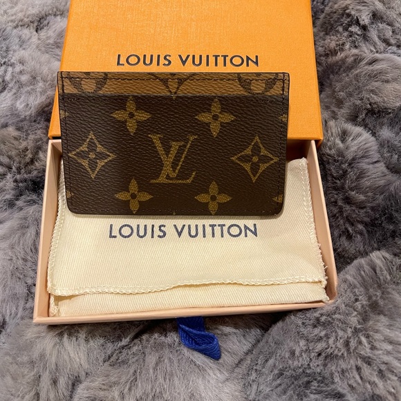 ✨Gorgeous Louis Vuitton Reverse Monogram Card Holder✨ - Picture 3 of 3